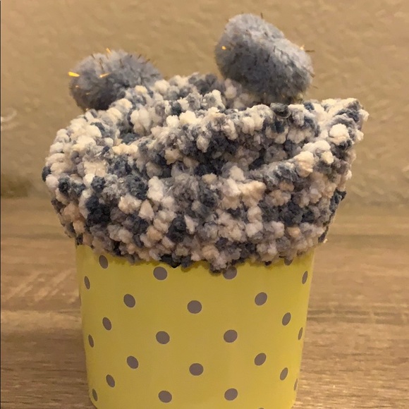 3 for $20 NWT Cozy Gray Cupcake Socks - Picture 4 of 7